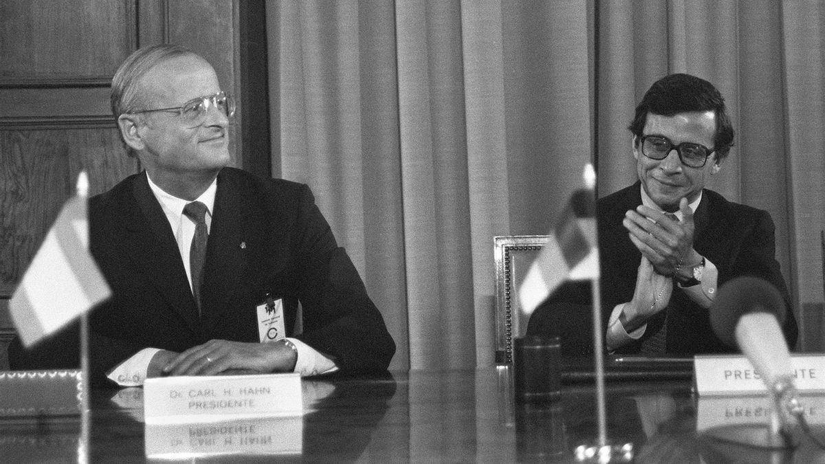 Carl Hahn (Izquierda, presidente de VW) y Carlos Bustelo (presidente del INI) en la firma del primer acuerdo con Seat en 1982