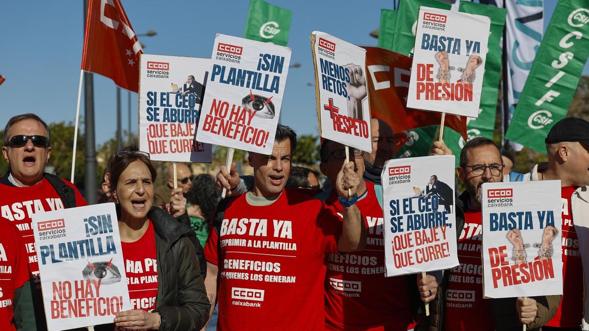 Protesta de los trabajadores antes de la Junta General, este viernes en València.
