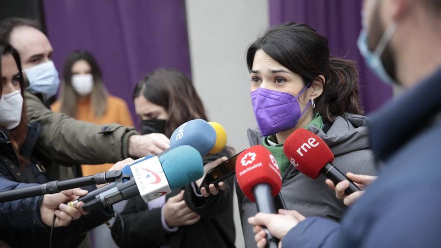 La portavoz de Podemos, Isa Serra, atiende a los medios este lunes.