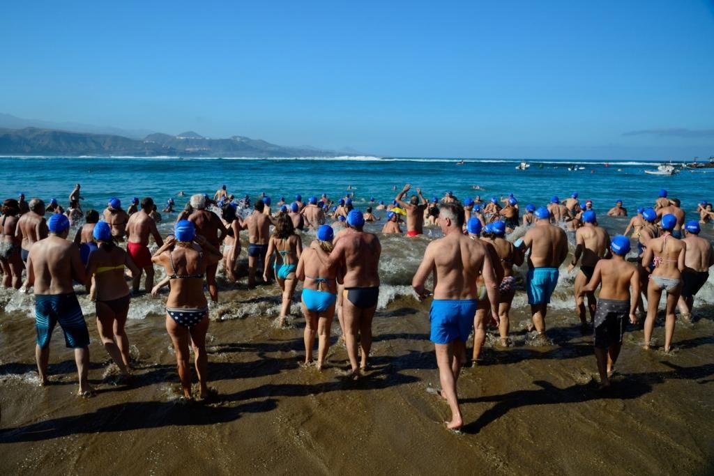 Chapuzón en Las Canteras (TONY HERNÁNDEZ)