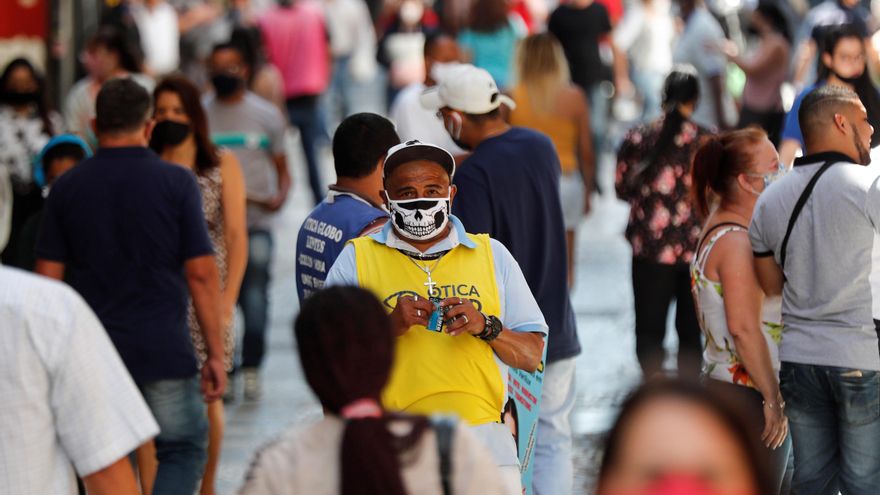 Personas caminan, el 3 de septiembre del 2020, en el centro de la ciudad de Sao Paulo (Brasil). EFE/Sebastiao Moreira/Archivo