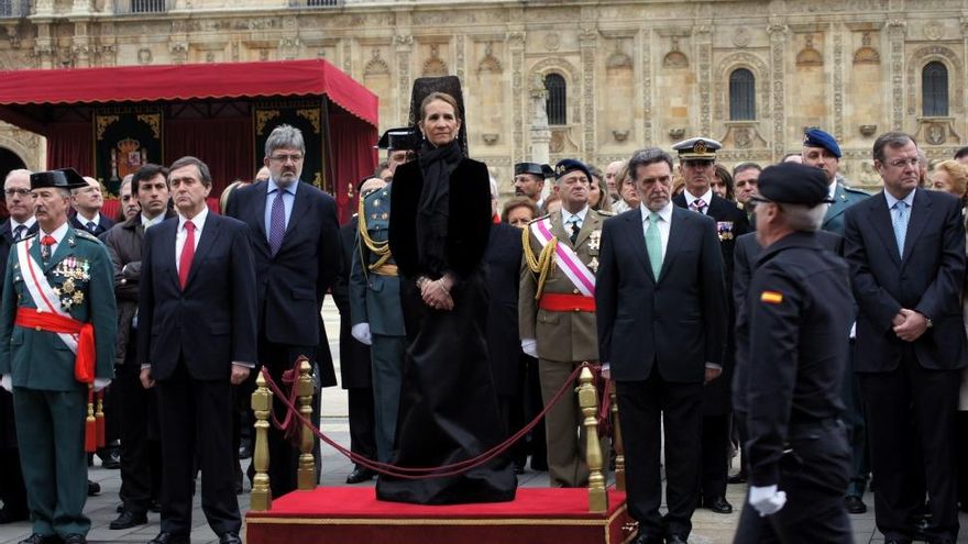 La Infanta preside el desfile tras el acto de la entrega de la bandera.