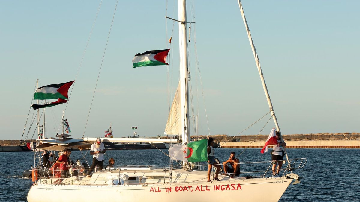 Foto de archivo de banderas que ondean a bordo de un barco de la Flotilla Global Sumud antes de su partida desde el puerto de Bizerta, en el norte de Túnez.