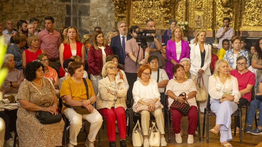Celebración de la misa de la Bien Aparecida, que la lluvia ha obligado a celebrar dentro del santuario, así como a suspender la procesión