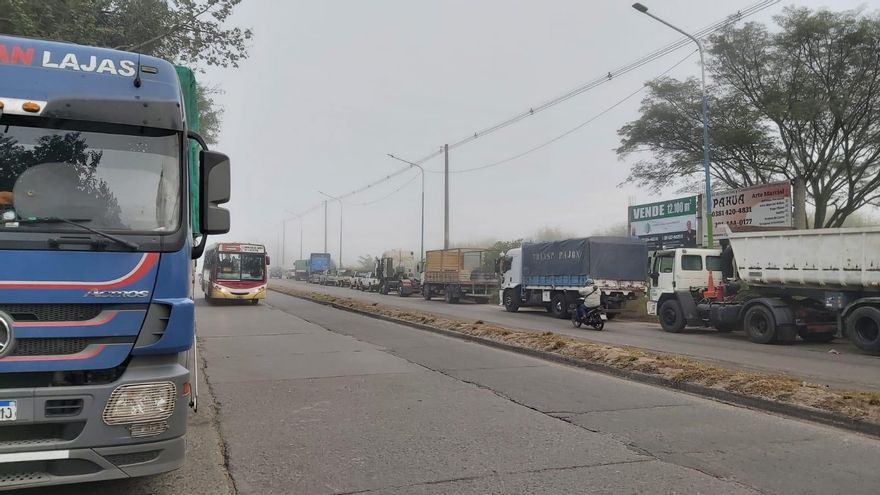 "Estoy no menos de 7 horas haciendo fila", el drama de conseguir gasoil en Tucumán