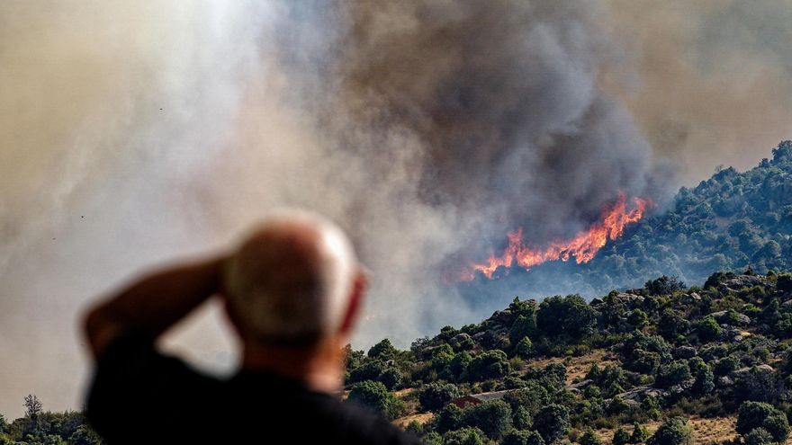 El incendio de Navaluenga, en Ávila, afecta a 1.500 hectáreas y deja un trabajador forestal hospitalizado
