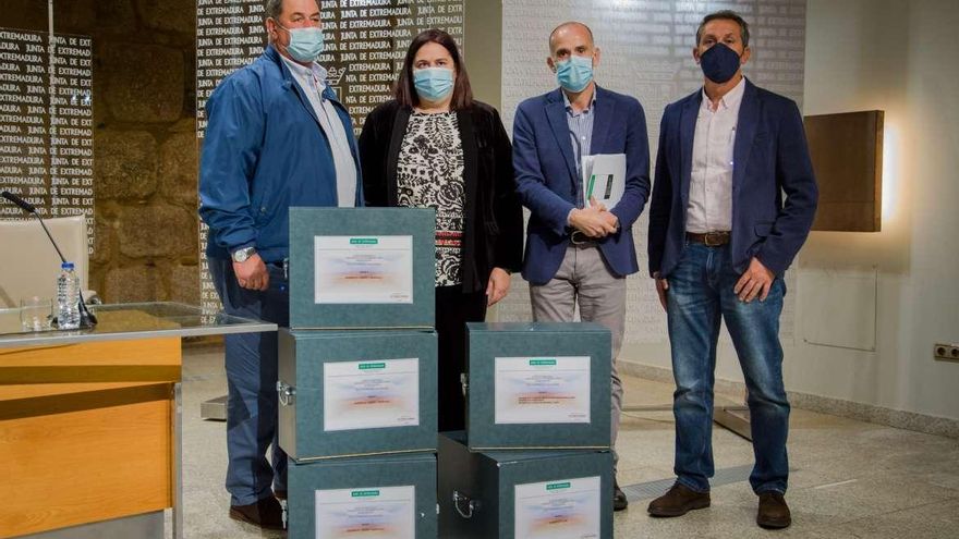 Vara y la exconsejera de Agricultura tendrán que comparecer en la comisión de investigación sobre el regadío de Tierra de Barros