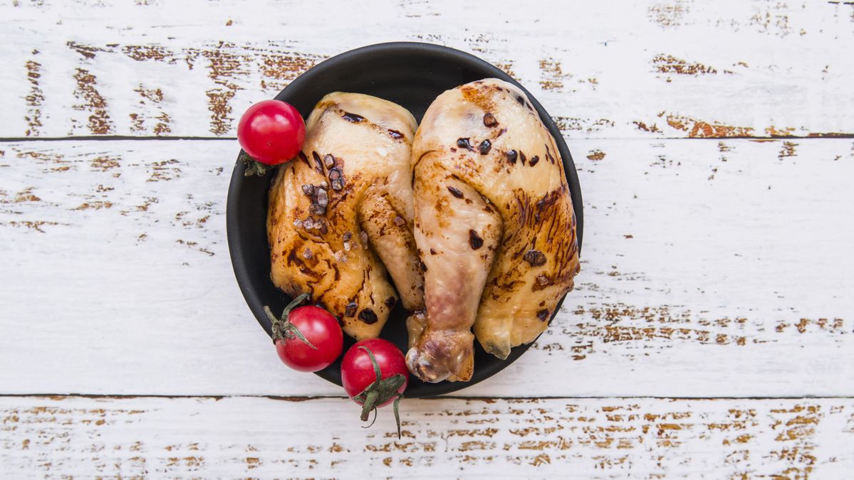 Este plato convierte un simple cuarto de pollo asado en un canelón cremoso y rico