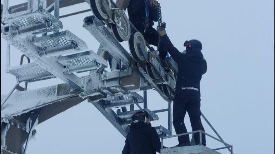 Archivo - Operarios de Cetursa se afanan en la sustitución de poleas dañadas por el hielo. Archivo.