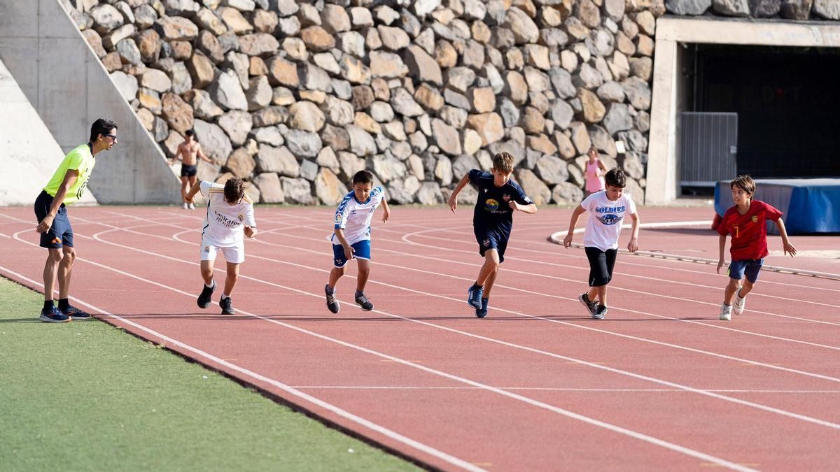 El Centro de Atletismo de Tenerife abre la inscripción para su escuela con 350 plazas
