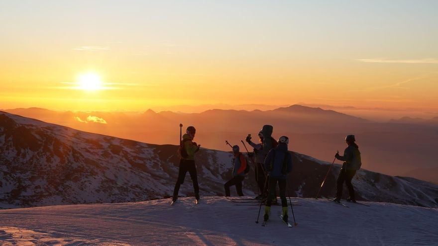 Skimo en Sierra Nevada: el nuevo deporte de invierno que desafía a los más atrevidos