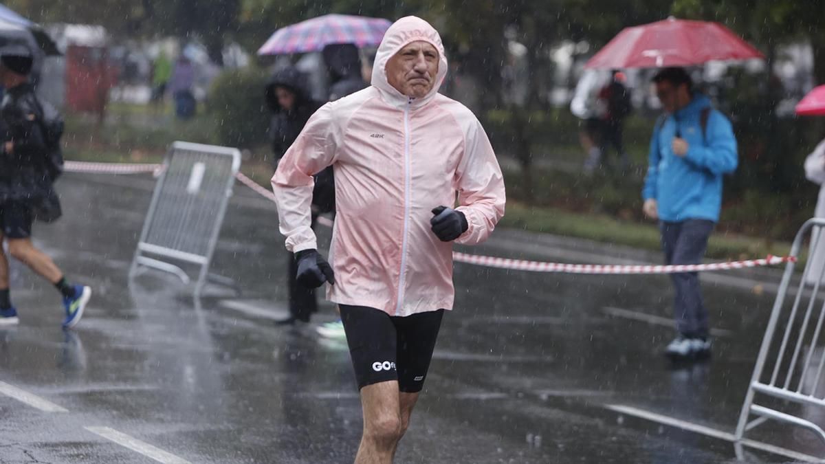 La salida de la Media Maratón de Córdoba bajo la lluvia, en imágenes