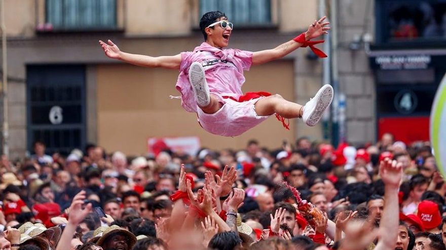 Ambiente festivo en la Plaza Consistorial de Pamplona ante el inicio de los Sanfermines.