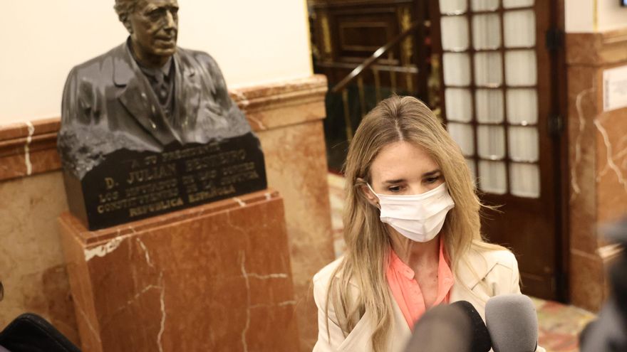 La diputada del PP por Barcelona y exportavoz parlamentaria en el Congreso, Cayetana Álvarez de Toledo, responde a los medios a su llegada a una sesión plenaria, en el Congreso de los Diputados, a 17 de febrero de 2022, en Madrid (España).