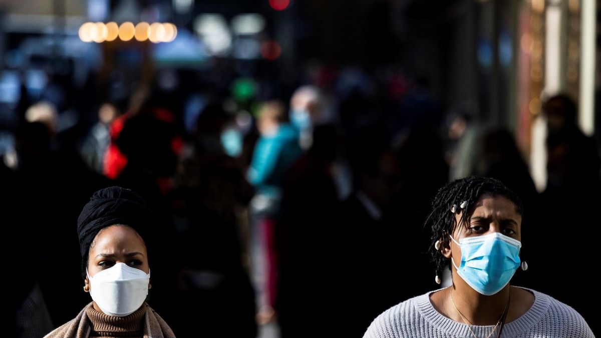 People wearing masks as they walk in the Midtown neighborhood of New York, New York, USA, 16 December 2021. The United States is reportedly averaging over 120,000 new cases of COVID-19 per day, which is a 40 percent rise in cases from two weeks ago.