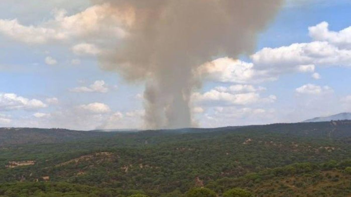 Se reactiva el incendio de Almorox, en la parte toledana, y se eleva su nivel de peligro