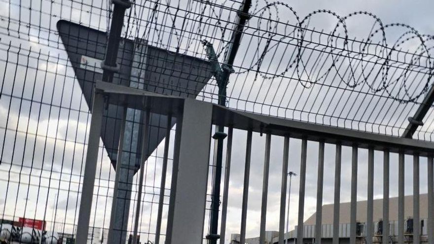 El colectivo Pasaje Seguro exige al Puerto de Santander la "retirada definitiva" de las concertinas que instalaron en su valla