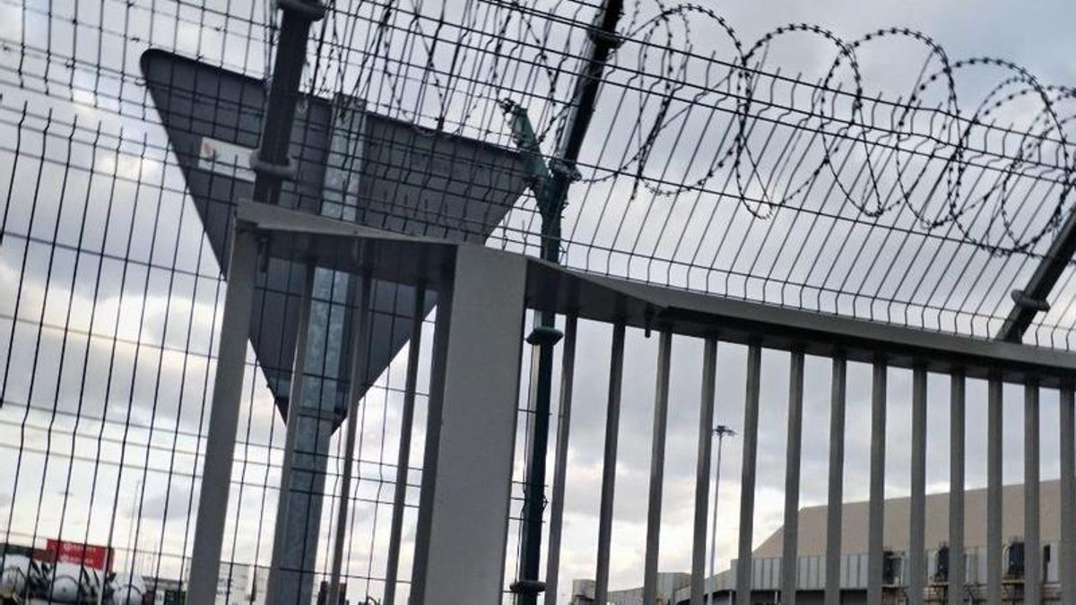 El Puerto de Santander prueba drones y tomografías que detectan personas en los contenedores mientras mantiene las concertinas