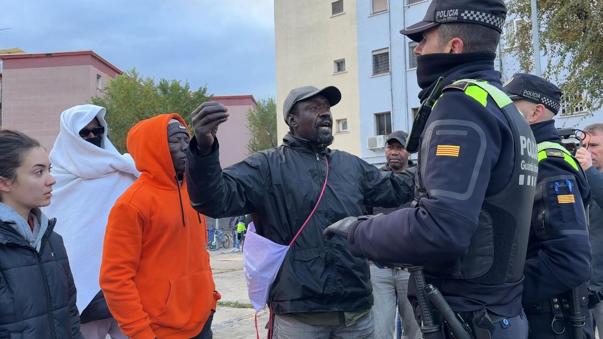 La Guardia Urbana de Badalona echa a los migrantes de la plaza donde habían acampado tras ser desalojados