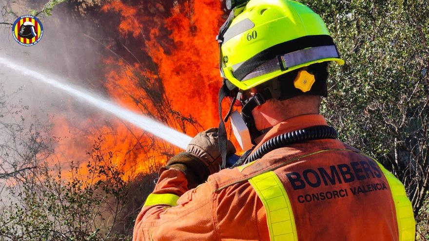 Los bomberos frenan el avance del incendio de Riba-roja y la línea de Metrovalencia queda restablecida