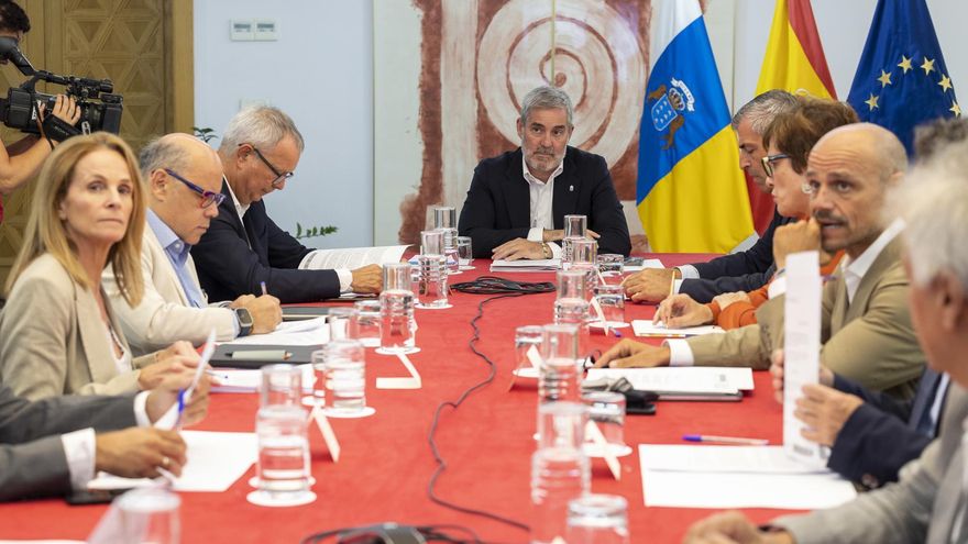 Clavijo tergiversa el acuerdo sobre inmigración con los grupos parlamentarios para salvar al PP