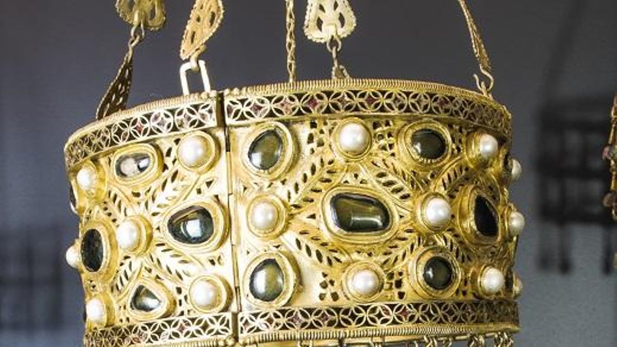 Corona votiva del rey visigodo Recesvinto (réplica) (649-672) perteneciente al Tesoro de Guarrazar