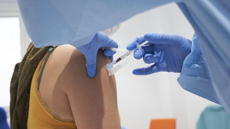 "Si esperamos a que las farmacéuticas nos digan si hay que poner una tercera dosis, la respuesta va a ser sí"