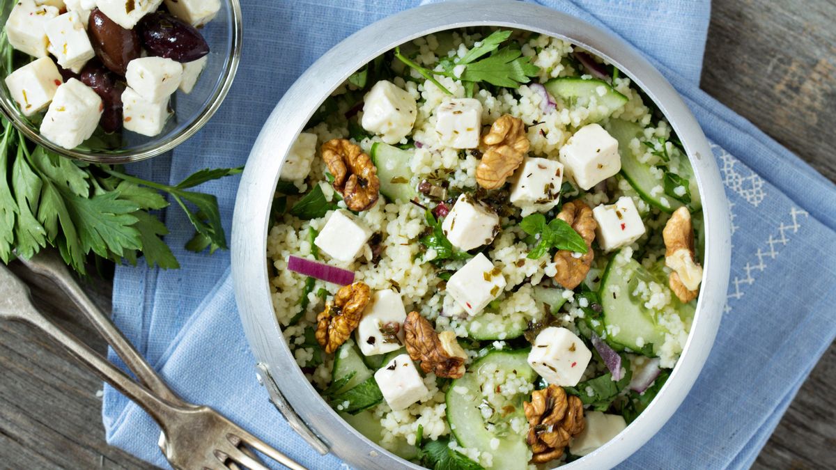 Ensalada con cuscús de pepino y feta