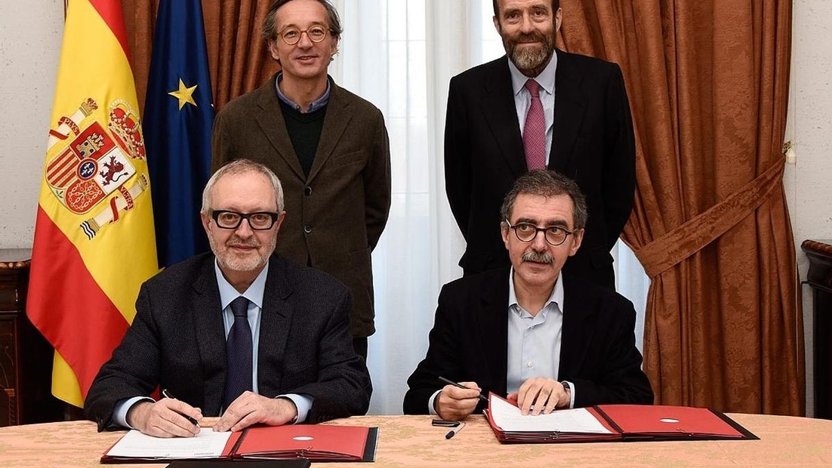 Lasalle, De la Dehesa, Borja-Villel y Lafuente, durante la firma.