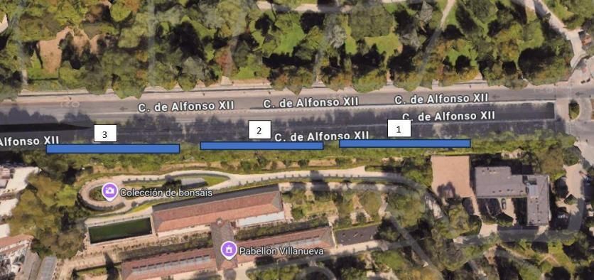 Paradas de los buses de la Navidad en la calle Alfonso XII, junto a una de las entradas al Retiro