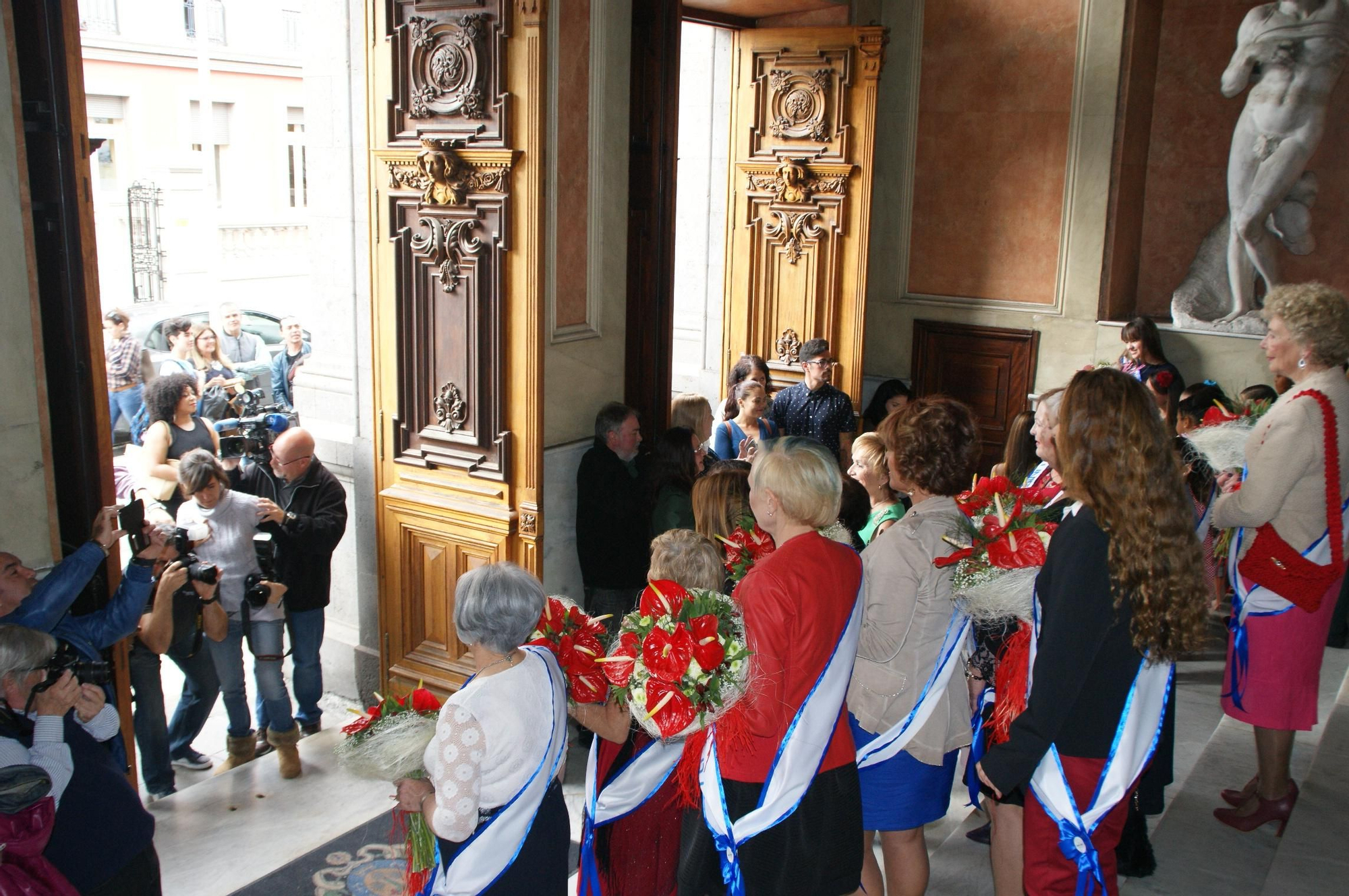 Las aspirantes posan en la entrada del Ayuntamiento de Santa Cruz