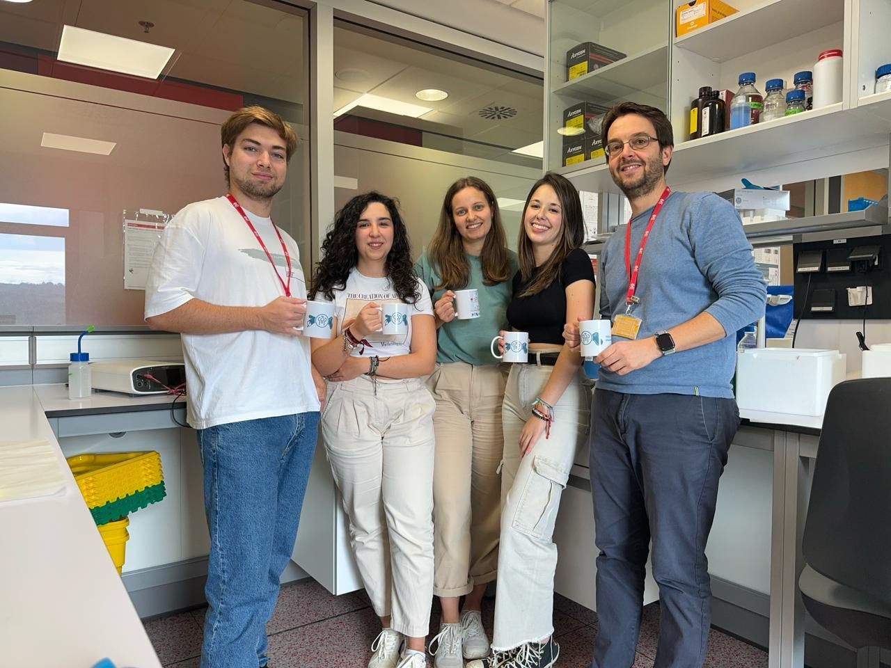 Daniel Rubiera, izquierda, sus compañeras de laboratorio y el doctor Gonzalo Sánchez Duffhues.