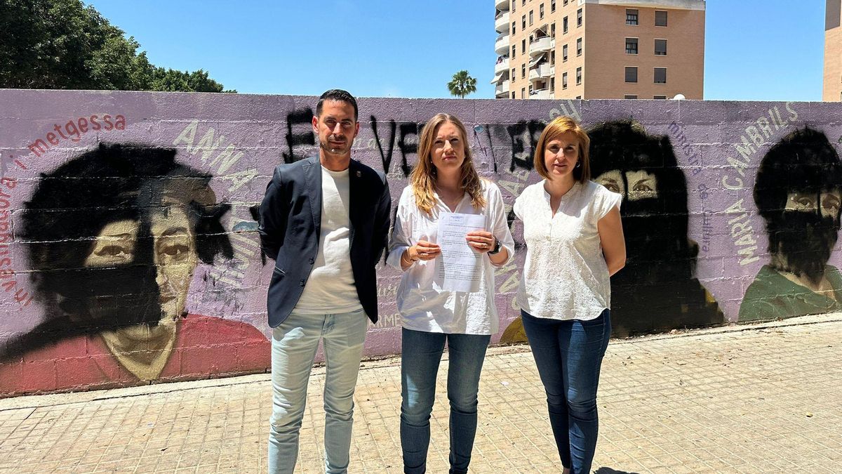 El alcalde de Mislata, Carlos Fernández Bielsa, junto a la abogada María Such, en el mural vandalizado.