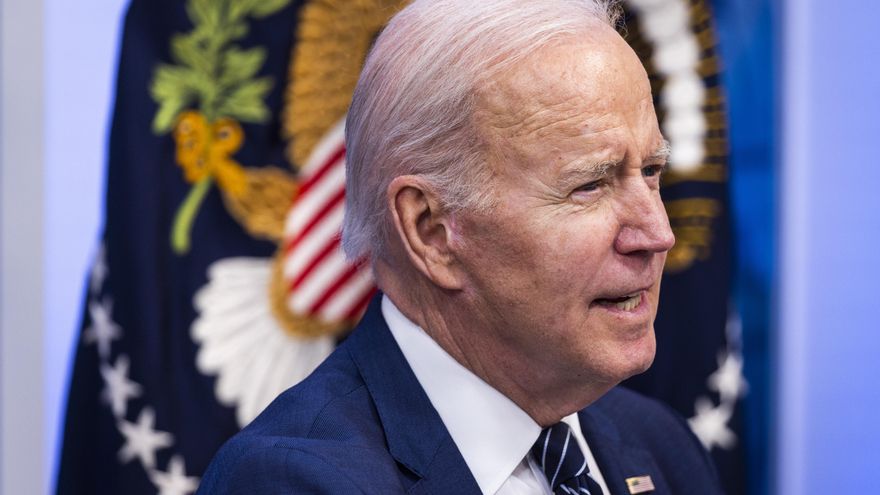 El presidente estadounidense, Joe Biden, habla en el Eisenhower Executive Office Building en Washington (EE.UU.), este 18 de marzo de 2022. EFE/EPA/Jim Lo Scalzo