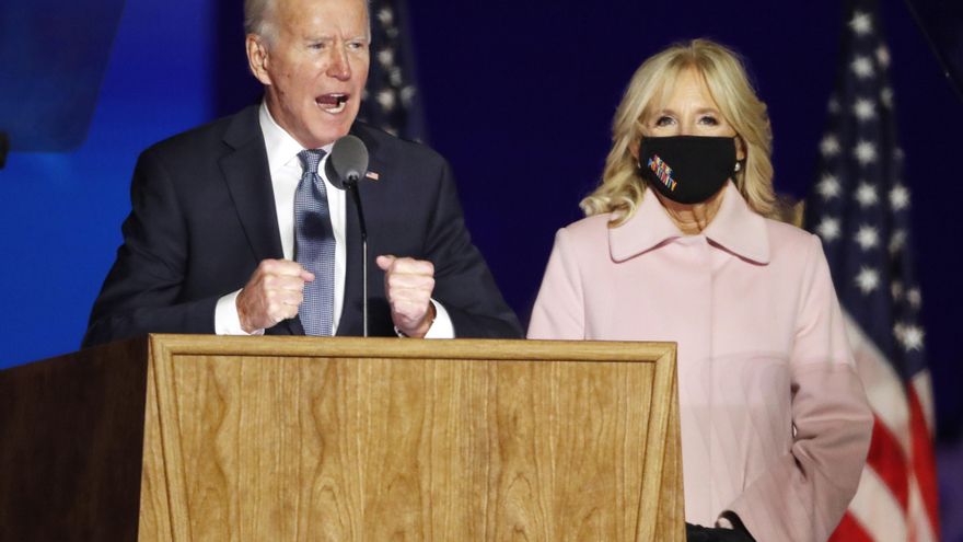 El candidato del partido demócrata, el exvicepresidente Joe Biden, acompañado de Jill Biden, durante su intervención en la noche electoral en Wilmington, Delaware. EFE/Jim Lo Scalzo