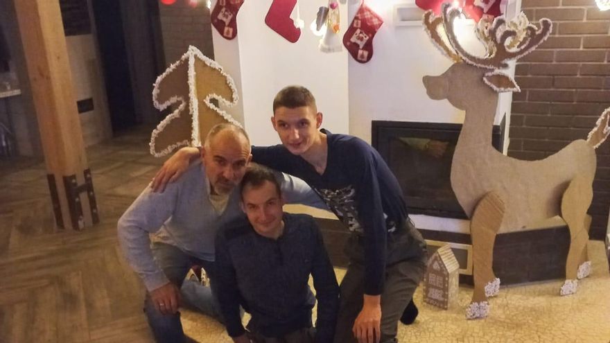 Sashko Danylchiuk y Viacheslav celebrando la Navidad en casa en la víspera de la invasión a gran escala en el pueblo de Daryivka, en 2022.