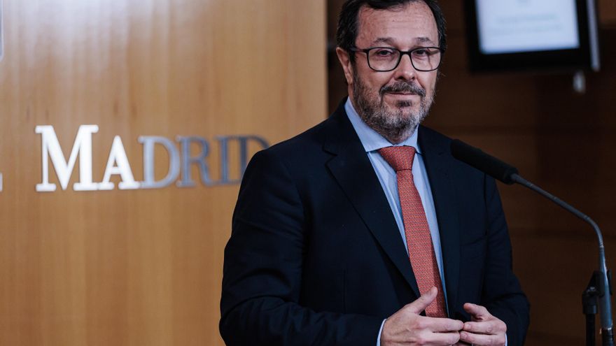 Archivo - El nuevo presidente de VOX en Madrid, José Antonio Fúster, ofrece declaraciones a los medios tras un pleno en la Asamblea de Madrid, a 10 de octubre de 2024, en Madrid (España).