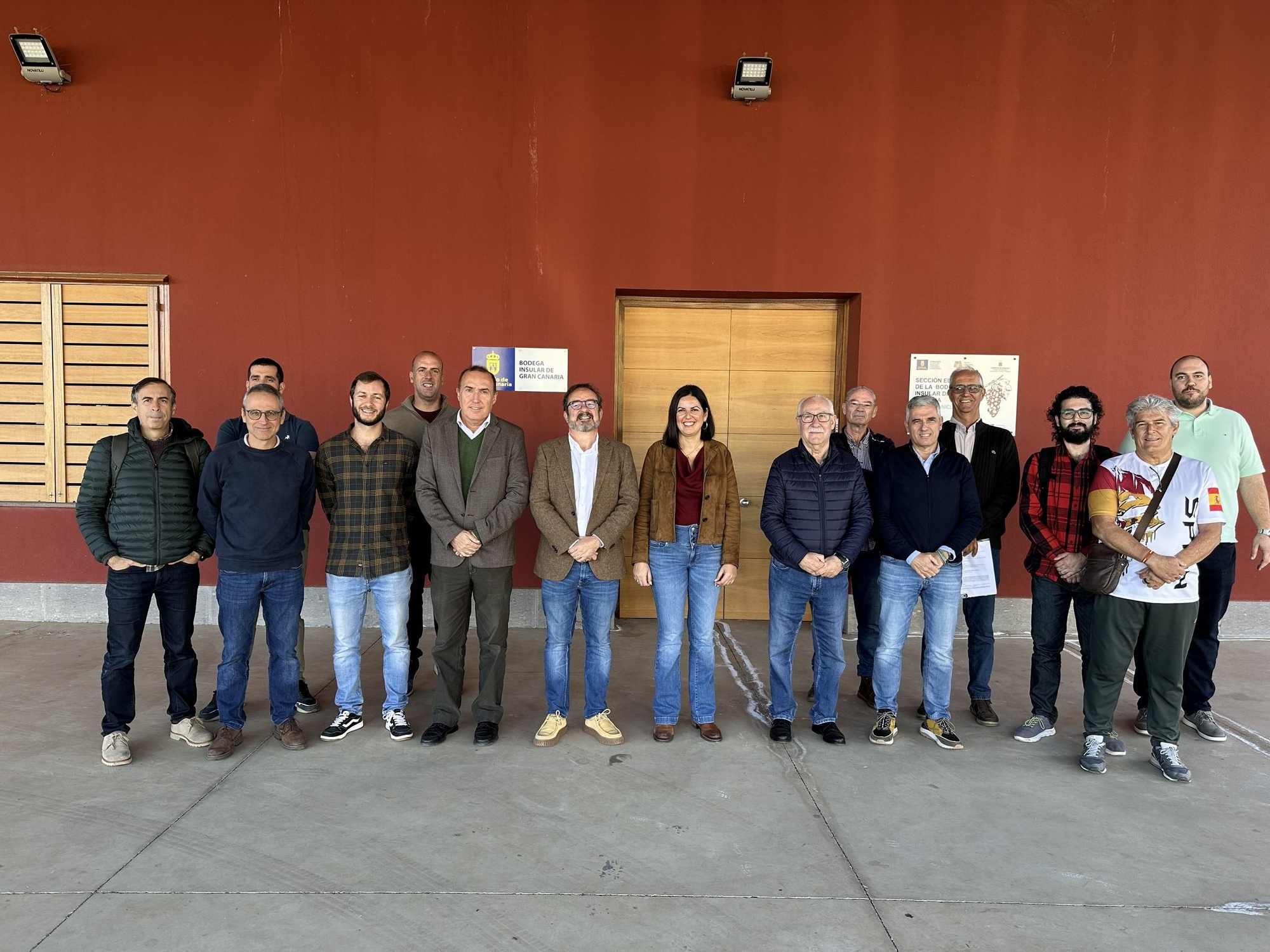 Foto de familia, inauguración planta Bodega Insular.