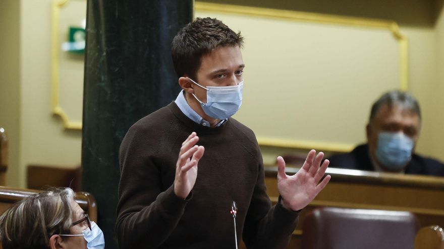 El portavoz de Más País, Íñigo Errejón, interpela al Gobierno durante la sesión de control celebrada este miércoles en el Congreso de los Diputados. EFE/Juan Carlos Hidalgo