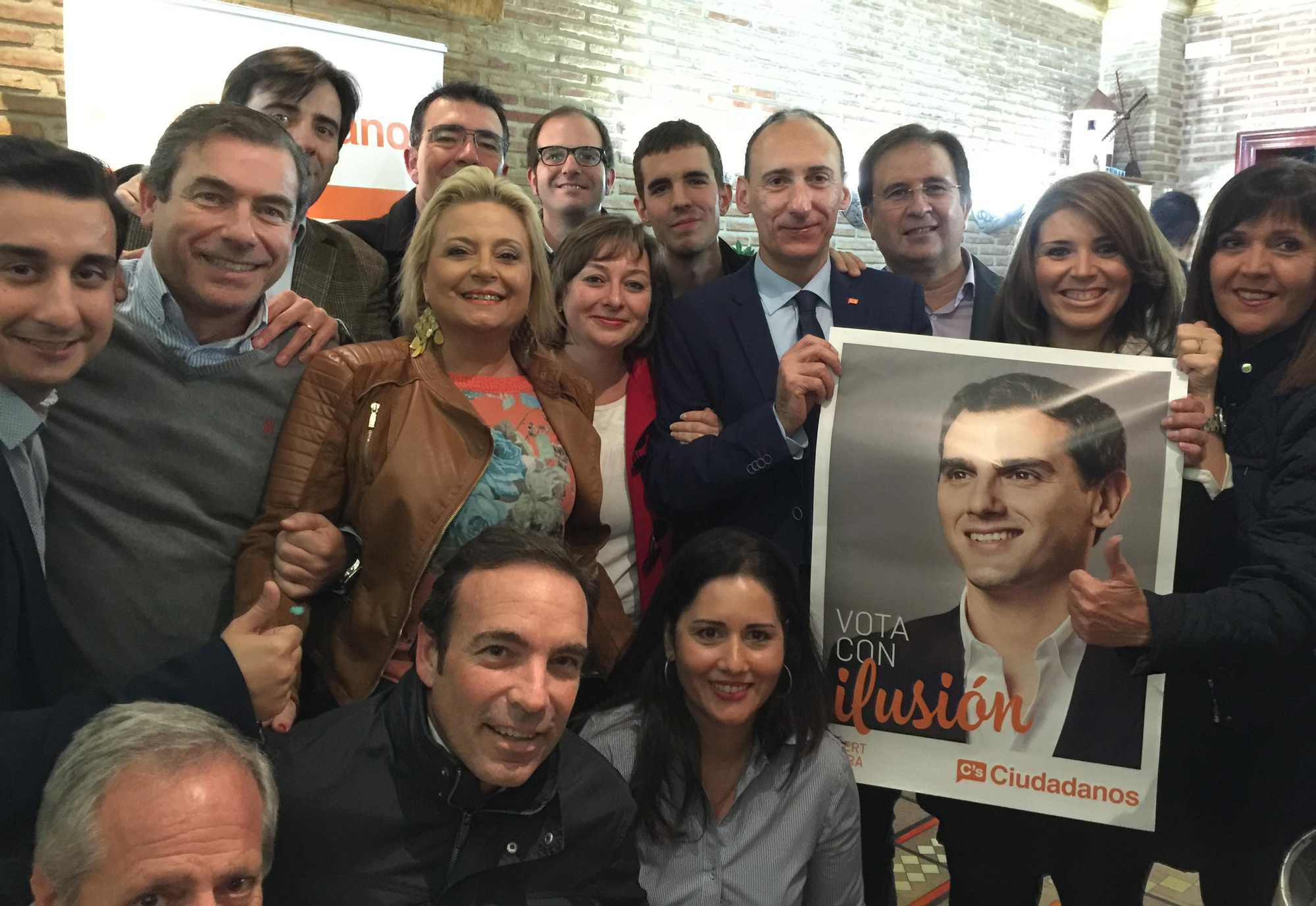 El candidato de Ciudadanos por Valencia, Vicente Ten, junto a su equipo en el inicio de campaña