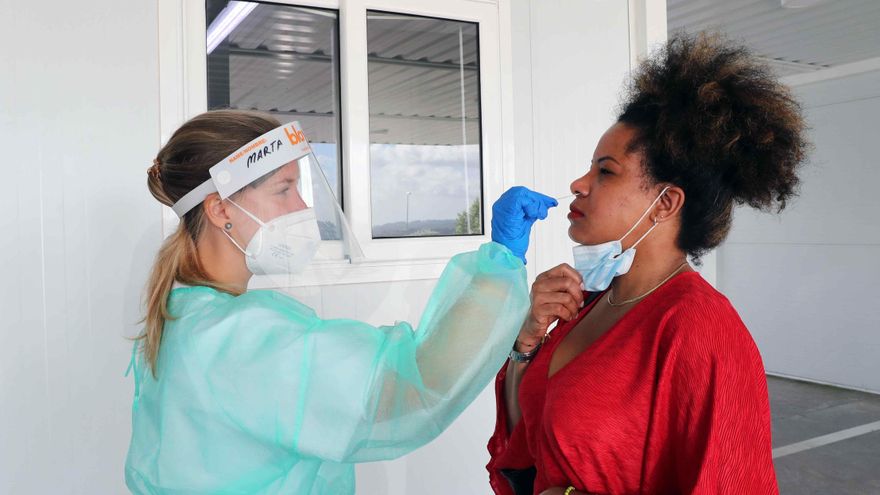 Personal sanitario realiza pruebas de diagnóstico para detectar el coronavirus. EFE/J.L. Cereijido/Archivo
