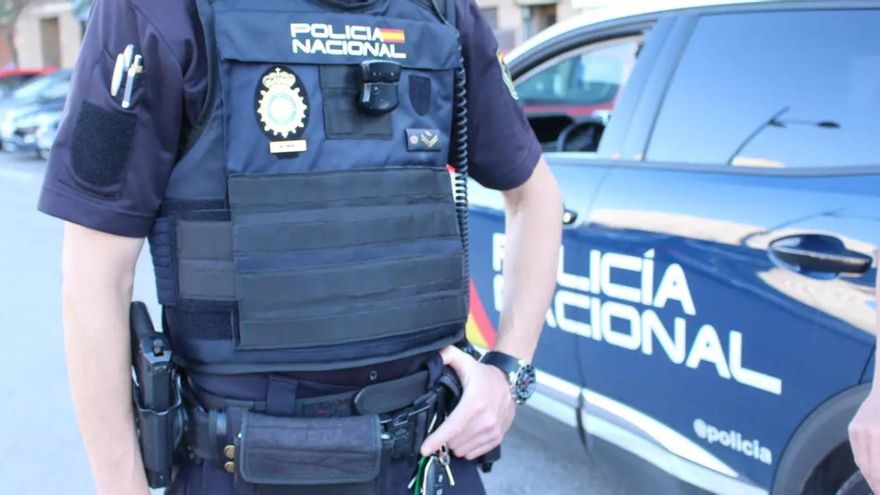 El ladrón oculto bajo un disfraz de policía: captan al sospechoso de robos violentos en un garaje de Usera y Villaverde