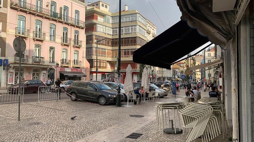 Una cafetería de Lisboa con la terraza cerrada.