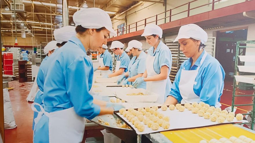 Mujeres envasando empiñonadas. Fábrica la Estepeña. La Estepa 2019