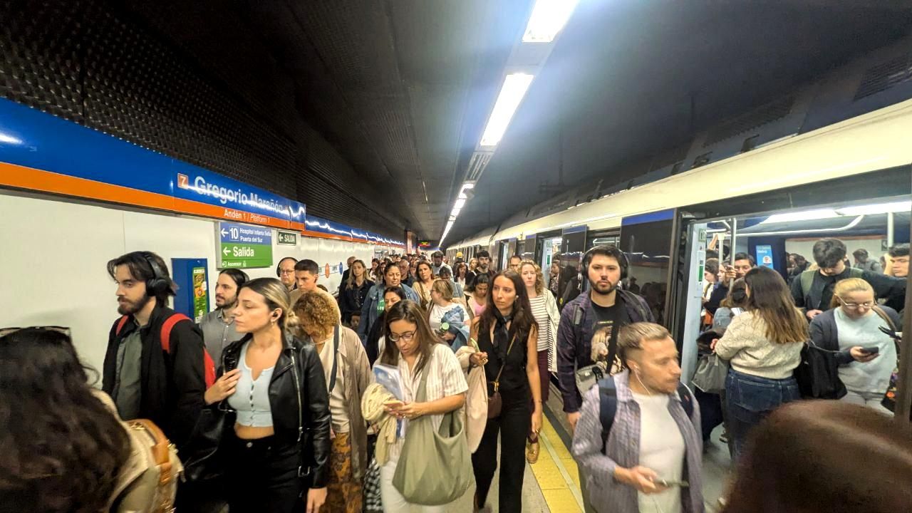 Una multitud baja del metro en la estación de Gregorio Marañón este miércoles a las 8.04 horas