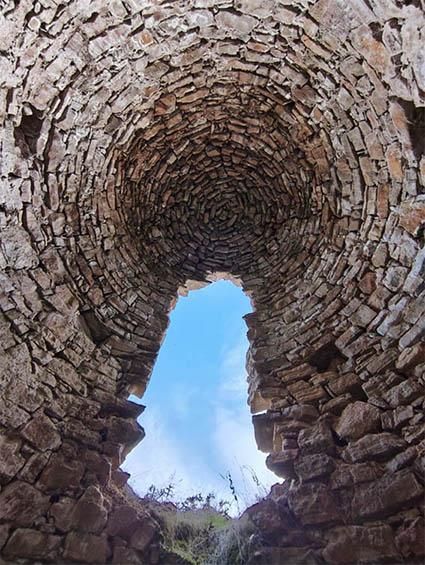 Interior de la Nevera del Val, en Molina de Aragón (Guadalajara)