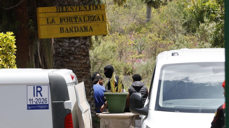 Con dos centros cerrados y 15 detenidos por presuntos malos tratos, una ONG sigue atendiendo a mil menores migrantes en Canarias