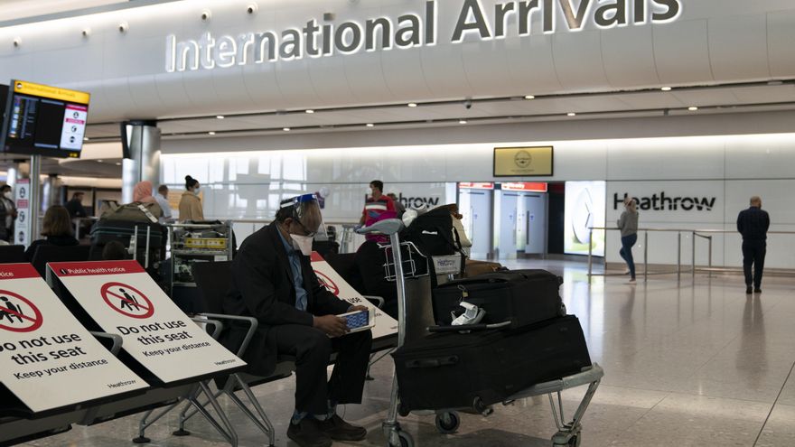 Pasajeros en la terminal de llegadas del aeropuerto londinense de Heathrow. EFE/EPA/WILL OLIVER/Archivo