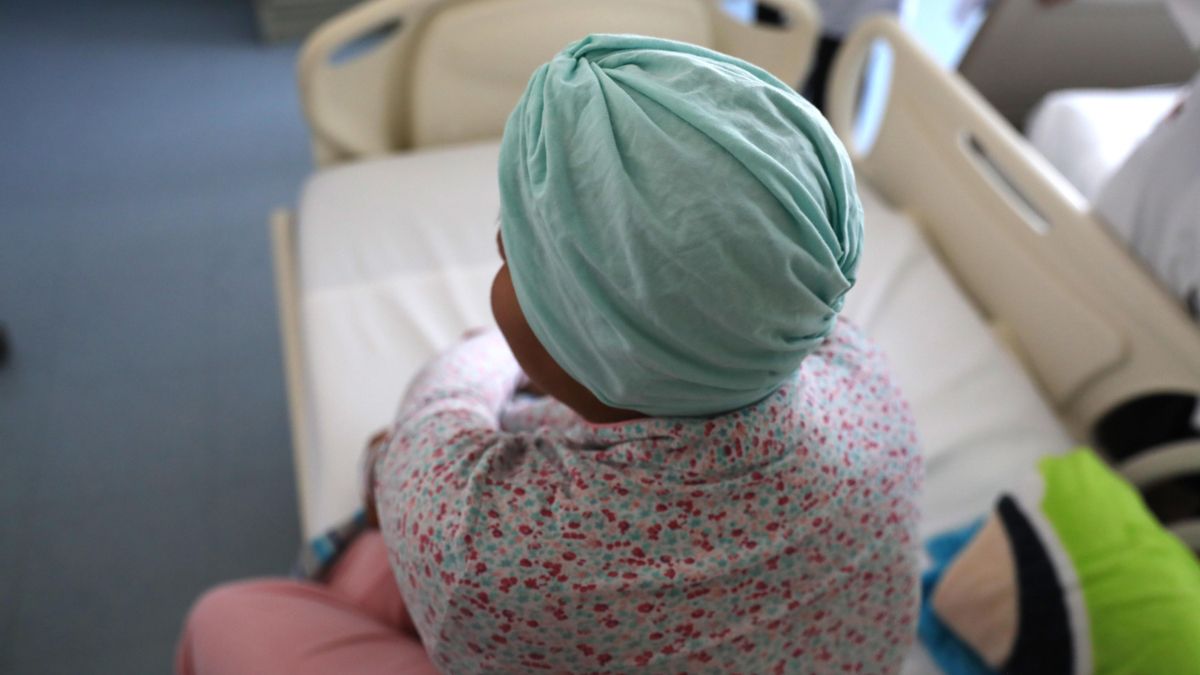 Imagen de una mujer siguiendo un tratamiento contra el cáncer, en una imagen de archivo.