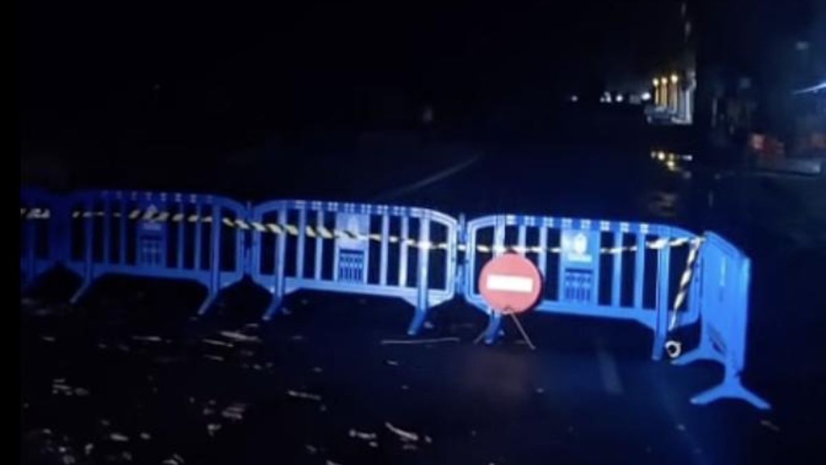 El fuerte oleaje obliga a cerrar la LP-2  a la altura de la avenida del Emigrante de Tazacorte